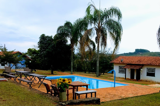 Piscina e área de lazer da Pousada Recanto do Guará